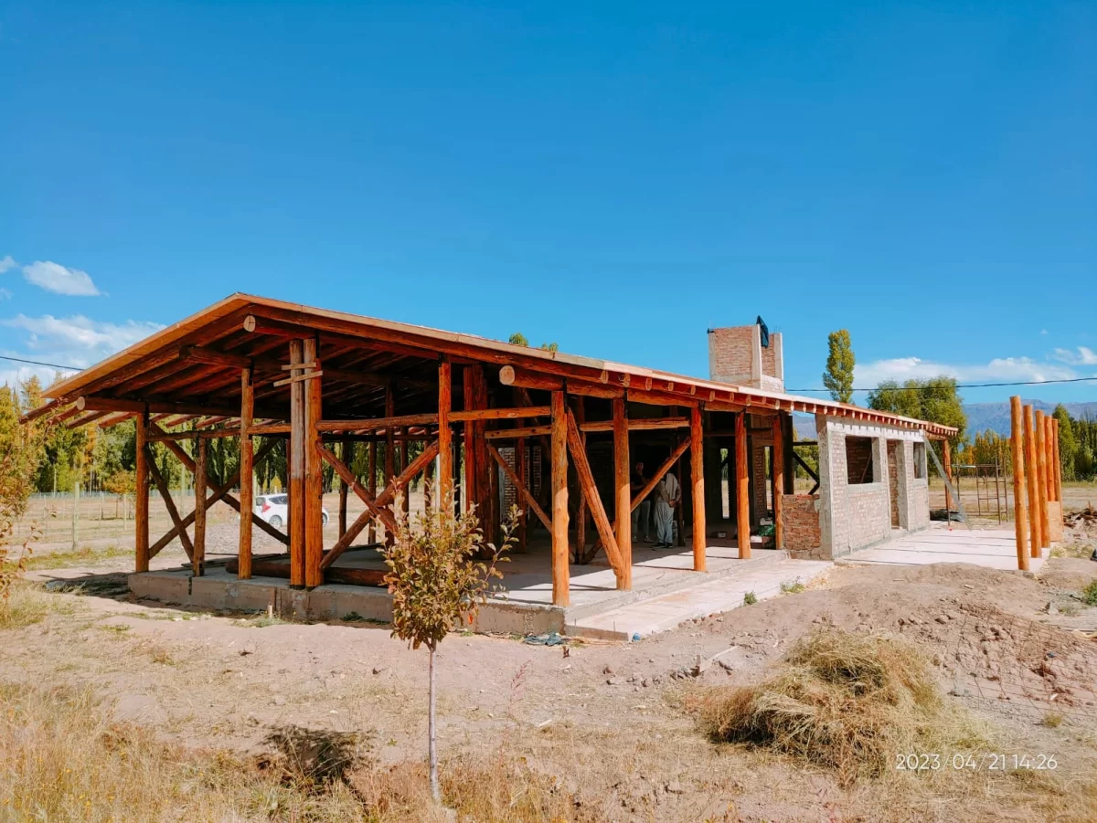 Obra casa con metodo quincha y rollizo madera uspallata